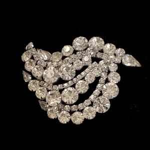 Gorgeous vintage crystal rhinestone brooch pin